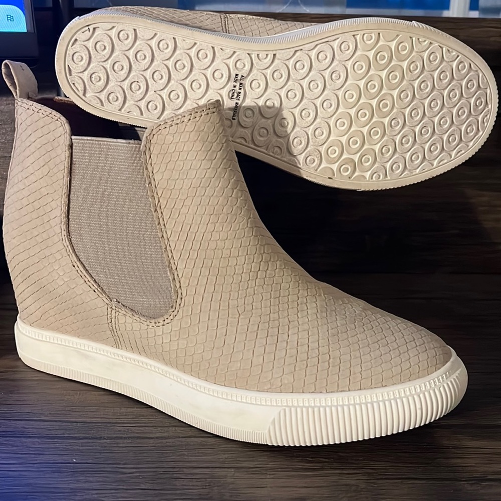 Like new (only tried on) size 8 fashion sneakers